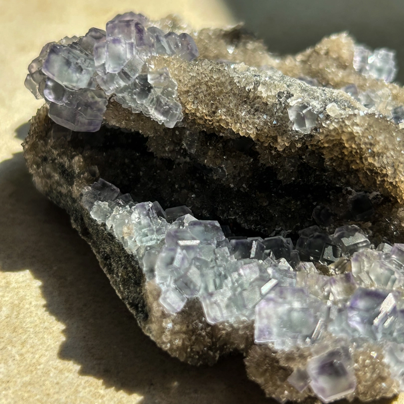 Calcedonio nero con Fluorite blu cubica